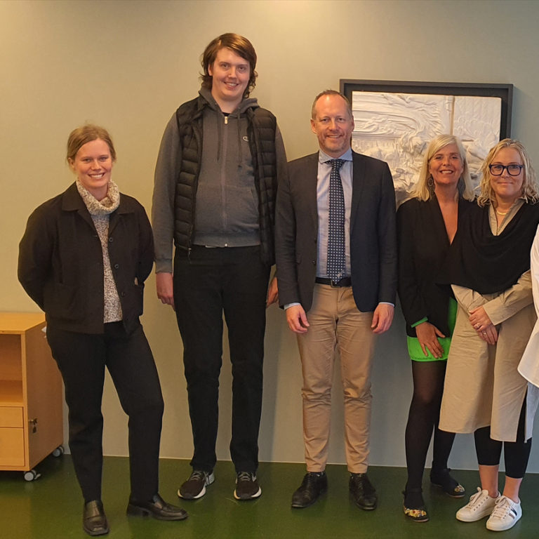 Frá undirritun styrksins. Frá vinstri: Birna Guðmundsdóttir starfsmaður Átaks, Haukur Guðmundsson fo…