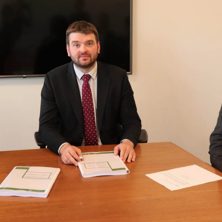 Ásta Snorradóttir nefndarformaður og Jóhann Friðrik Friðriksson, formaður aðgerðarhóps, afhentu Ásmu…