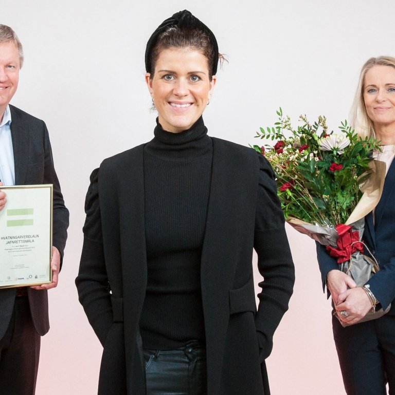 Í fyrra hlutu Sjóvá og Pink Iceland verðlaunin. Hér eru fulltrúar þeirra ásamt Þórdísi Kolbrúnu R. g…