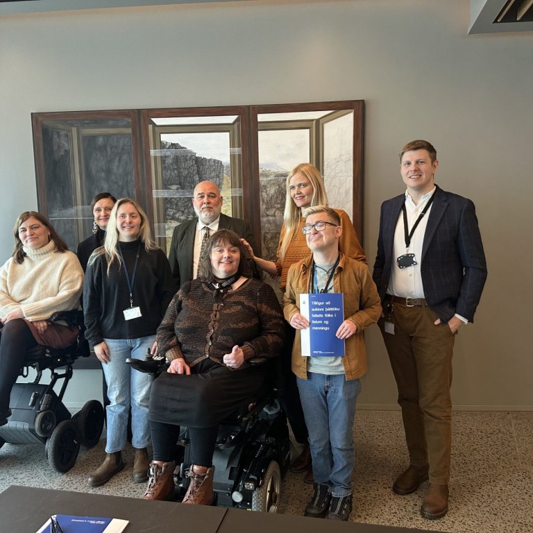 Starfshópurinn ásamt ráðherra og starfsmönnum ráðuneytisins. Mynd: ÖBÍ