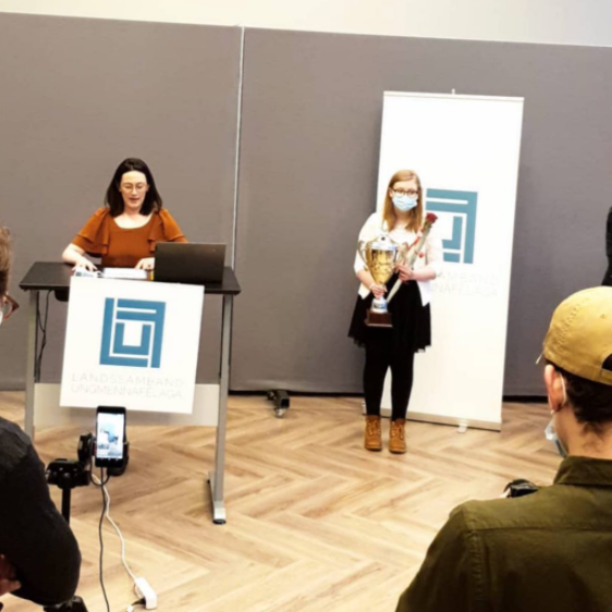 Sunna Dögg tekur við verðlaunum sem félagi ársins. Mynd: Geir Finnsson.