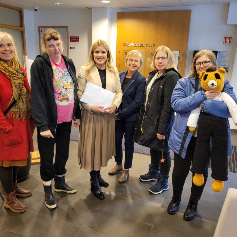 Dómsmálaráðherra afhentar undirskriftir 6000 manns